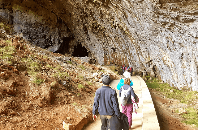 People walking towards a cave in Jindabyne